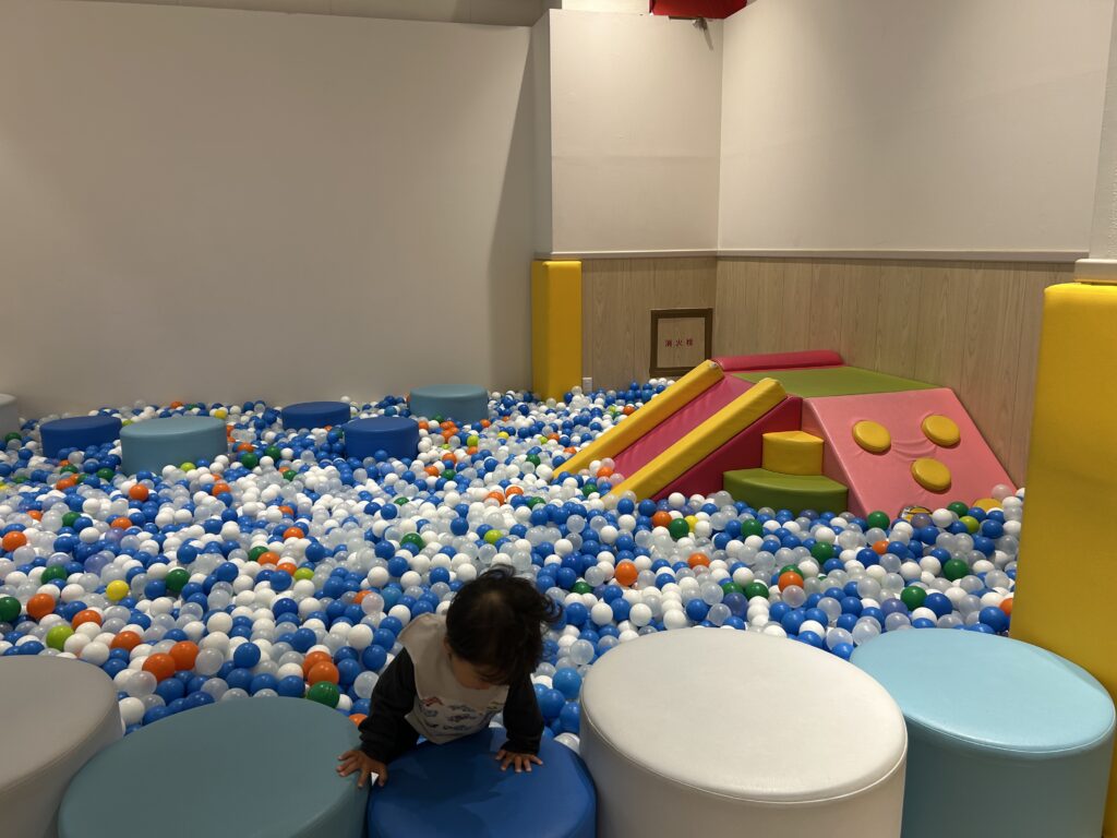 アイランド長崎　室内遊び場　キッズルーム　ボールプール　滑り台